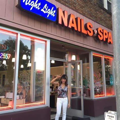 nail salons that close late